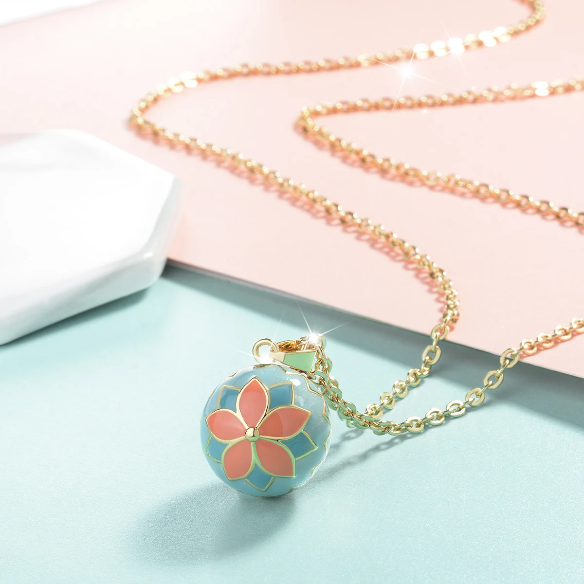 Bola de grossesse plaqué or, boule émaillée turquoise et fleur de lotus – Image 3